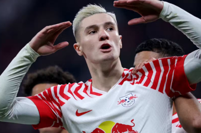 希勒质疑与萨哈乐观：曼联新援舍什科的多面审视