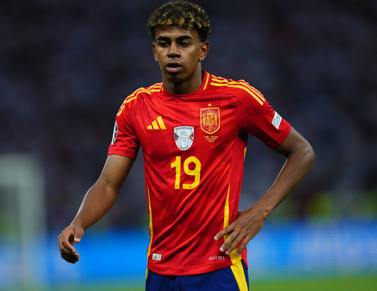 亚马尔：环足奖加冕，双线闪耀的足坛新星