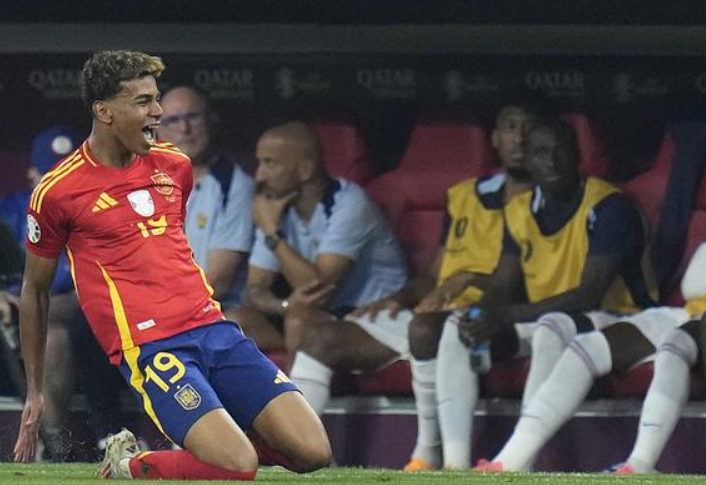 亚马尔：环足奖加冕，双线闪耀的足坛新星