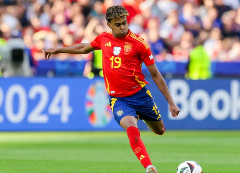 亚马尔：环足奖加冕，双线闪耀的足坛新星