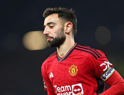 曼联胜热刺：赛场趣事与球员互动引关注